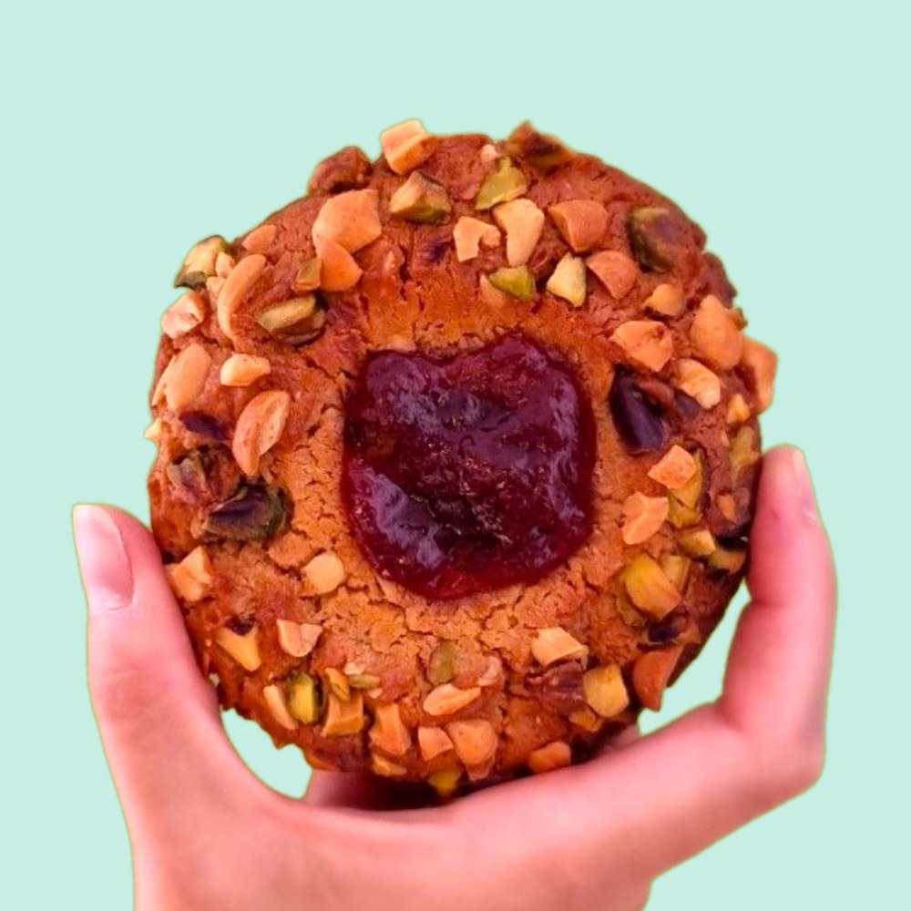 Cookie de cacahuete y pistacho con mermelada de fresa de La Tortista