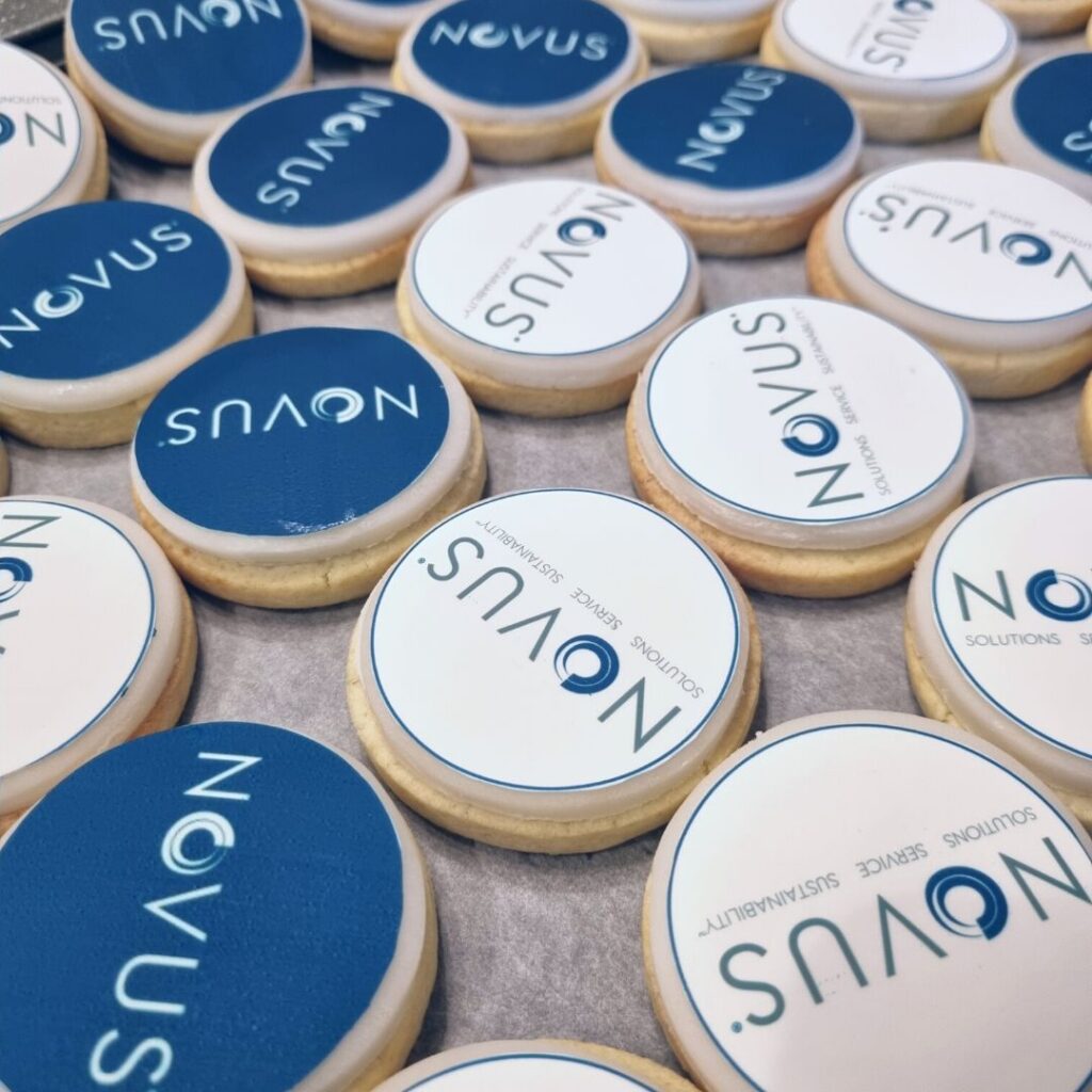 Galletas con logo de Novus por La Tortista